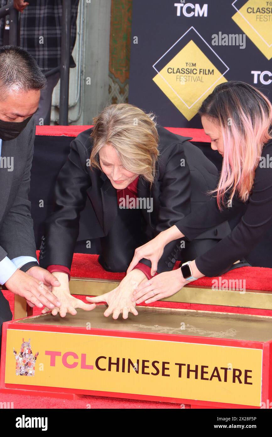 Jodie Foster 04/19/2024 The Hand & Footprint Ceremony in onore di Jodie Foster tenutasi al TCL Chinese Theatre di Los Angeles, CA foto di Izumi Hasegawa/Hollywood News Wire Inc Crediti: Hollywood News Wire Inc./Alamy Live News Foto Stock