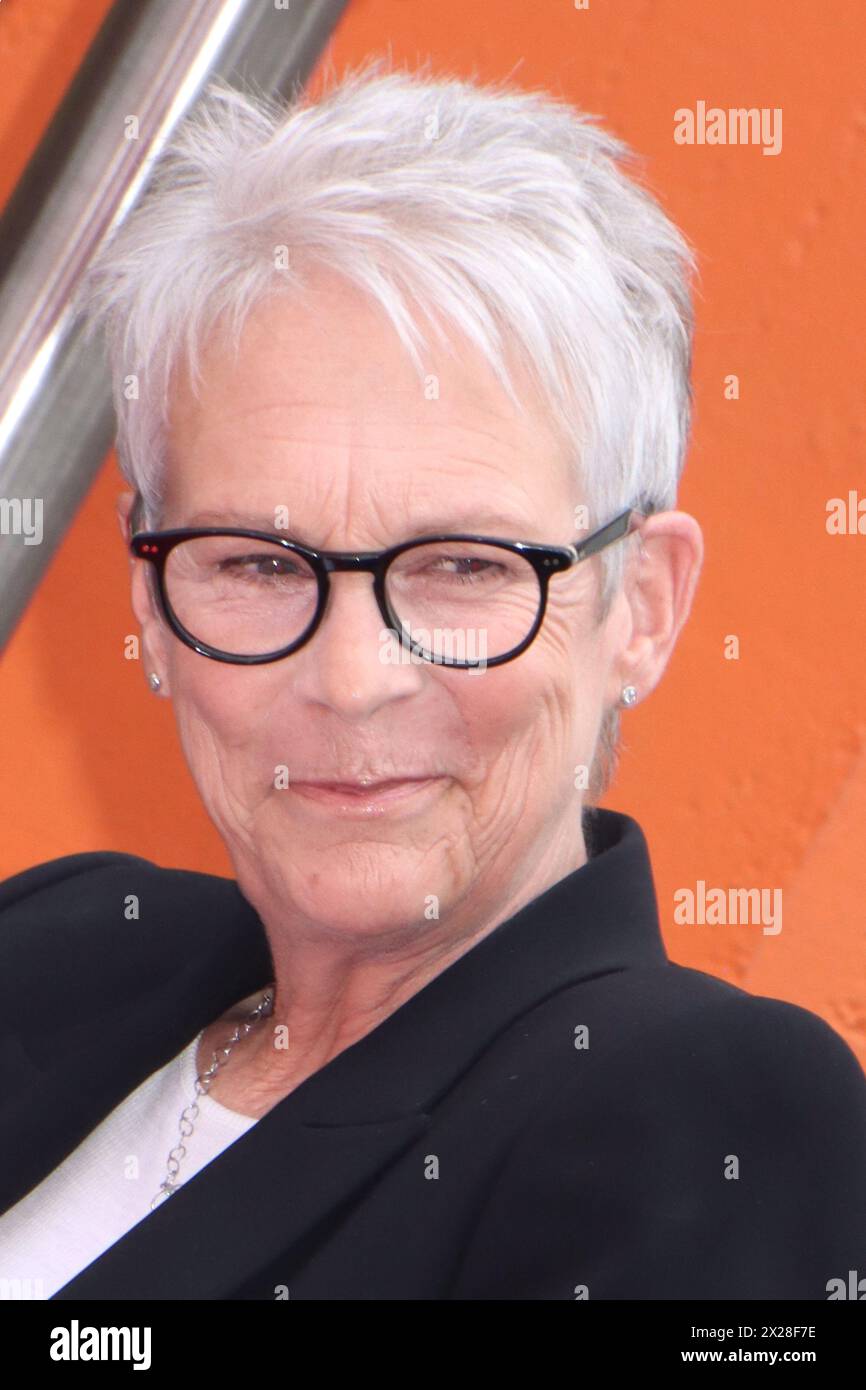 Jamie Lee Curtis 04/19/2024 The Hand & Footprint Ceremony in onore di Jodie Foster tenutasi al TCL Chinese Theatre di Los Angeles, CA foto di Izumi Hasegawa/Hollywood News Wire Inc Crediti: Hollywood News Wire Inc./Alamy Live News Foto Stock