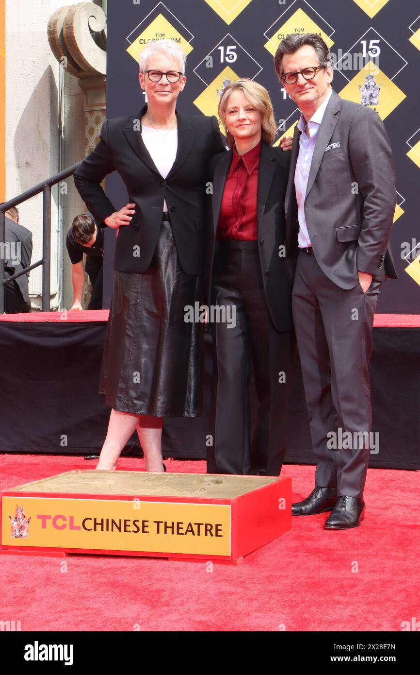 Jamie Lee Curtis, Jodie Foster, Ben Mankiewicz 04/19/2024 The Hand & Footprint Ceremony in onore di Jodie Foster tenutasi al TCL Chinese Theatre di Los Angeles, CA foto di Izumi Hasegawa/Hollywood News Wire Inc Crediti: Hollywood News Wire Inc./Alamy Live News Foto Stock