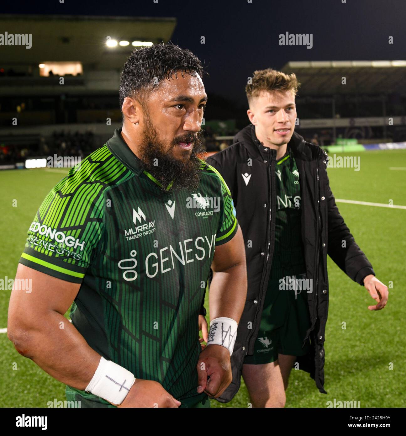 Galway, Irlanda. 20 aprile 2024. Connacht's Bundee Aki e Matthew Devine al termine del 14° round del BKT United Rugby Championship tra Connacht e Zebre al Dexcom Stadium di Galway Credit: Don Soules/Alamy Live News Foto Stock