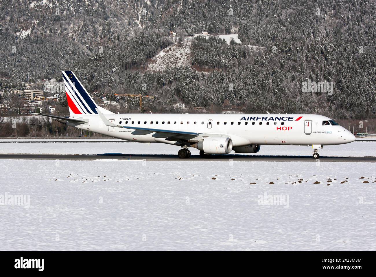 Un Embraer 190 Air France Hop rullante al cancello dopo l'atterraggio all'aeroporto di Innsbruck Kranebitten. Air France opera un volo settimanale da Parigi a Innsbruck in inverno, da dicembre a febbraio Foto Stock