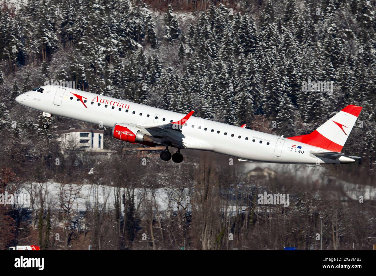 Innsbruck, Austria. 13 gennaio 2024. Austrian Airlines Embraer 190 decollo dall'aeroporto Innsbruck Kranebitten. 17 Embraer nella flotta dell'Austrian Airlines sostituiscono gradualmente i 21 velivoli Fokker a partire dal 2016 (foto di Fabrizio Gandolfo/SOPA Images/Sipa USA) credito: SIPA USA/Alamy Live News Foto Stock