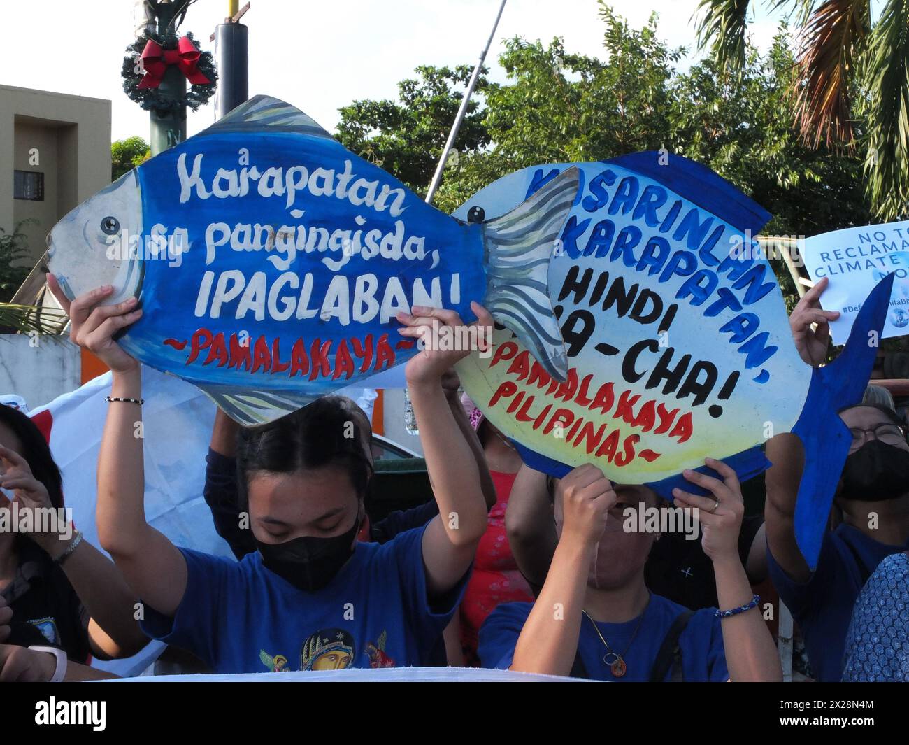 Navotas, Filippine. 20 aprile 2024. I manifestanti tengono cartelli che esprimono la loro opinione durante la manifestazione. Gruppi riuniti sotto la bandiera "difendere la baia di Manila", si riunirono nella città di Navotas per celebrare la giornata della Terra. I vari gruppi stanno spingendo per la conservazione della baia di Manila e chiedono al presidente Marcos Jr. Di cessare tutte le attività di bonifica che stanno distruggendo la baia. (Foto di Josefiel Rivera/SOPA Images/Sipa USA) credito: SIPA USA/Alamy Live News Foto Stock