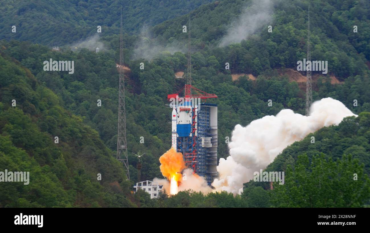 (240421) -- XICHANG, 21 aprile 2024 (Xinhua) -- Un lungo razzo vettore March-2D che trasporta il satellite Yaogan-42 02 esplode dal Centro di lancio dei satelliti Xichang nella provincia del Sichuan, nella Cina sud-occidentale, 21 aprile 2024. La Cina di domenica ha lanciato un lungo razzo vettore 2D marzo, posizionando un satellite a telerilevamento nello spazio. Il razzo è esploso alle 7:45 (ora di Pechino) dal Centro di lancio satellitare di Xichang nella provincia sud-occidentale del Sichuan e ha inviato il satellite Yaogan-42 02 nell'orbita preimpostata. Era la 517a missione di volo dei razzi della serie Long March. (Foto di Yang X Foto Stock