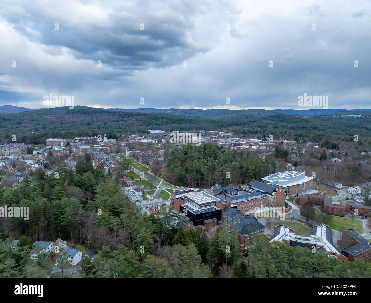 Foto aerea di primavera di Hannover, NH, in una giornata parzialmente nuvolosa. Foto Stock