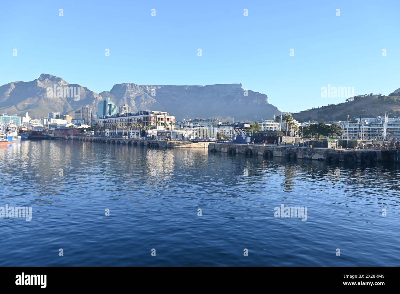 Vista sul lungomare di Victoria e Alfred, una destinazione a uso misto a città del Capo, Sud Africa Foto Stock