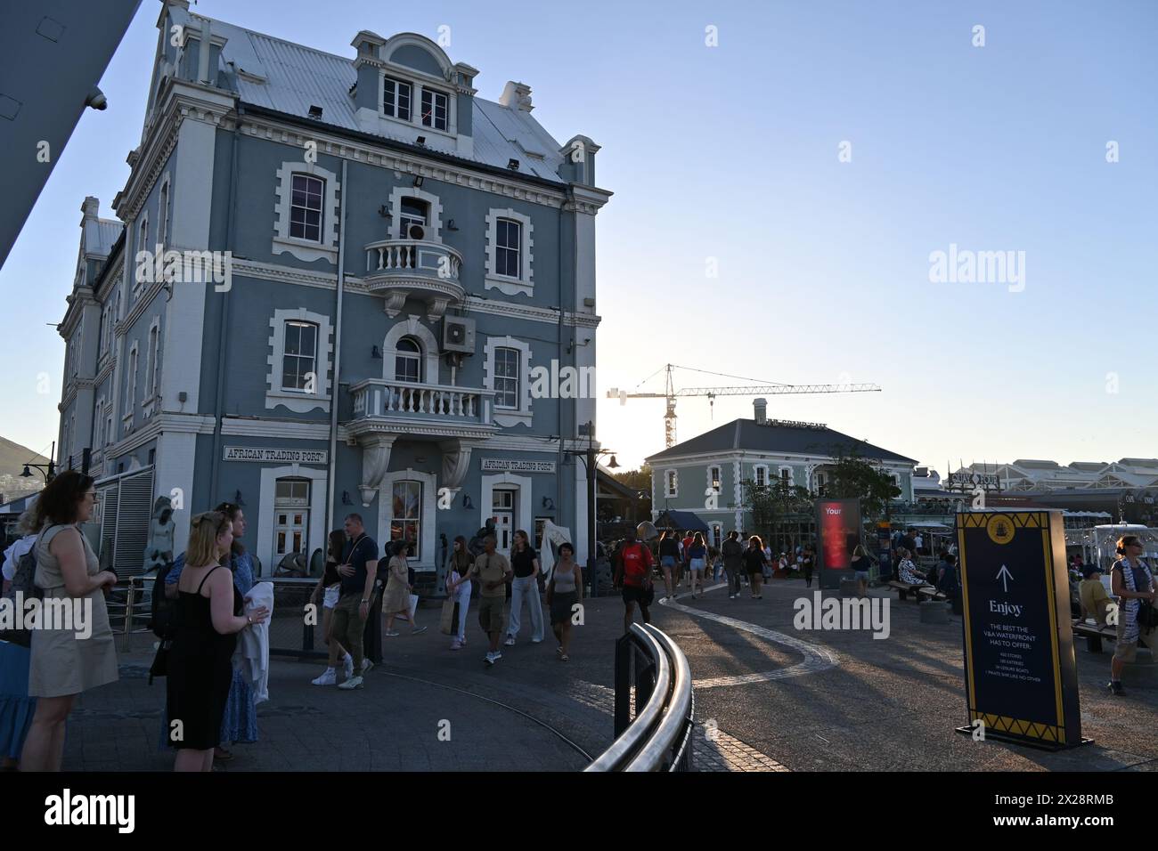 Vista sul lungomare di Victoria e Alfred, una destinazione a uso misto a città del Capo, Sud Africa Foto Stock