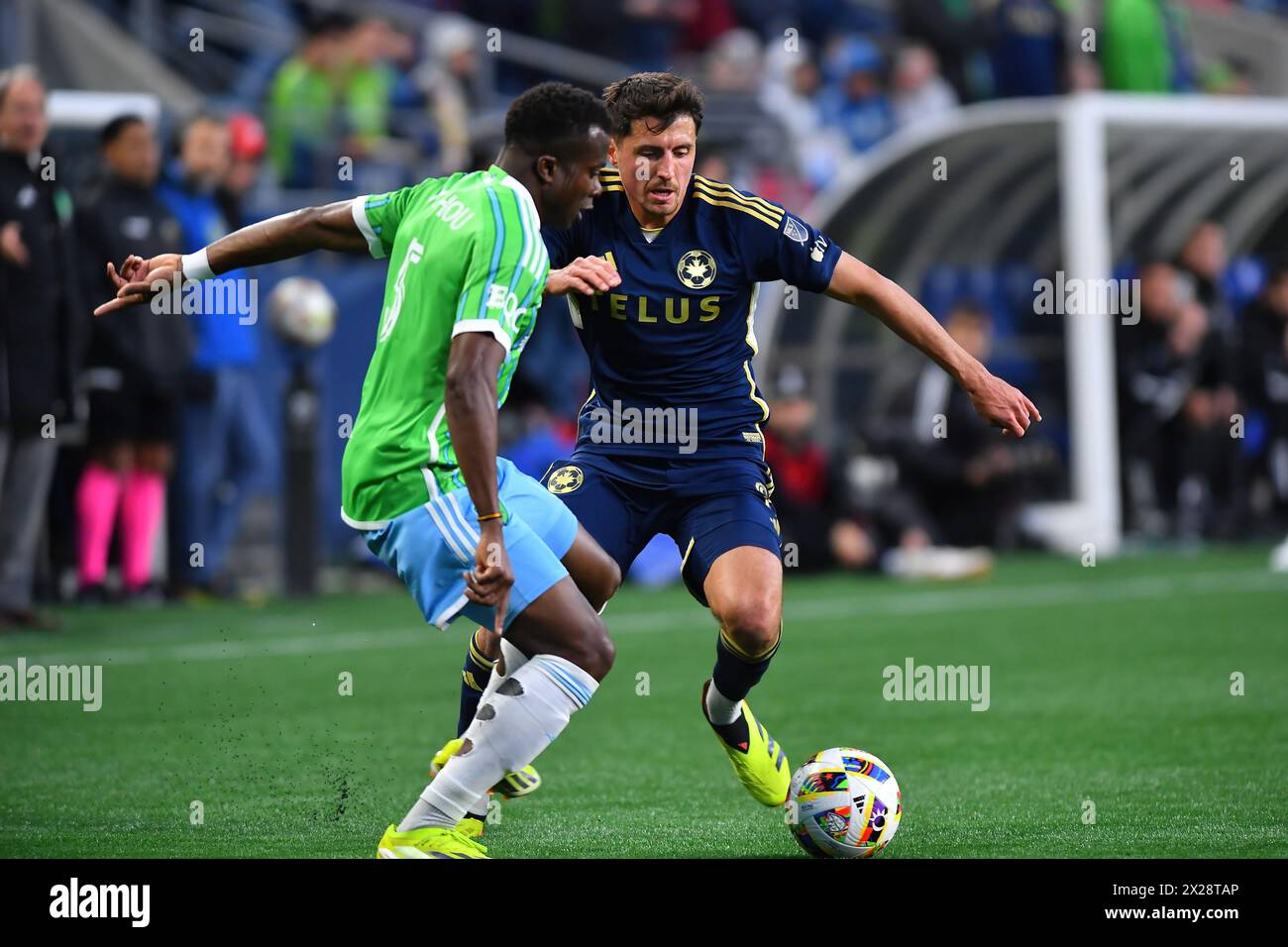 Seattle, Washington, Stati Uniti. 20 aprile 2024. Il centrocampista dei Vancouver Whitecaps Alessandro SchÃ¶pf (8) e il difensore dei Seattle Sounders Nouhou Tolo (5) durante la partita di calcio della MLS tra i Seattle Sounders e i Vancouver Whitecaps a Seattle, WA. Steve Faber/CSM/Alamy Live News Foto Stock