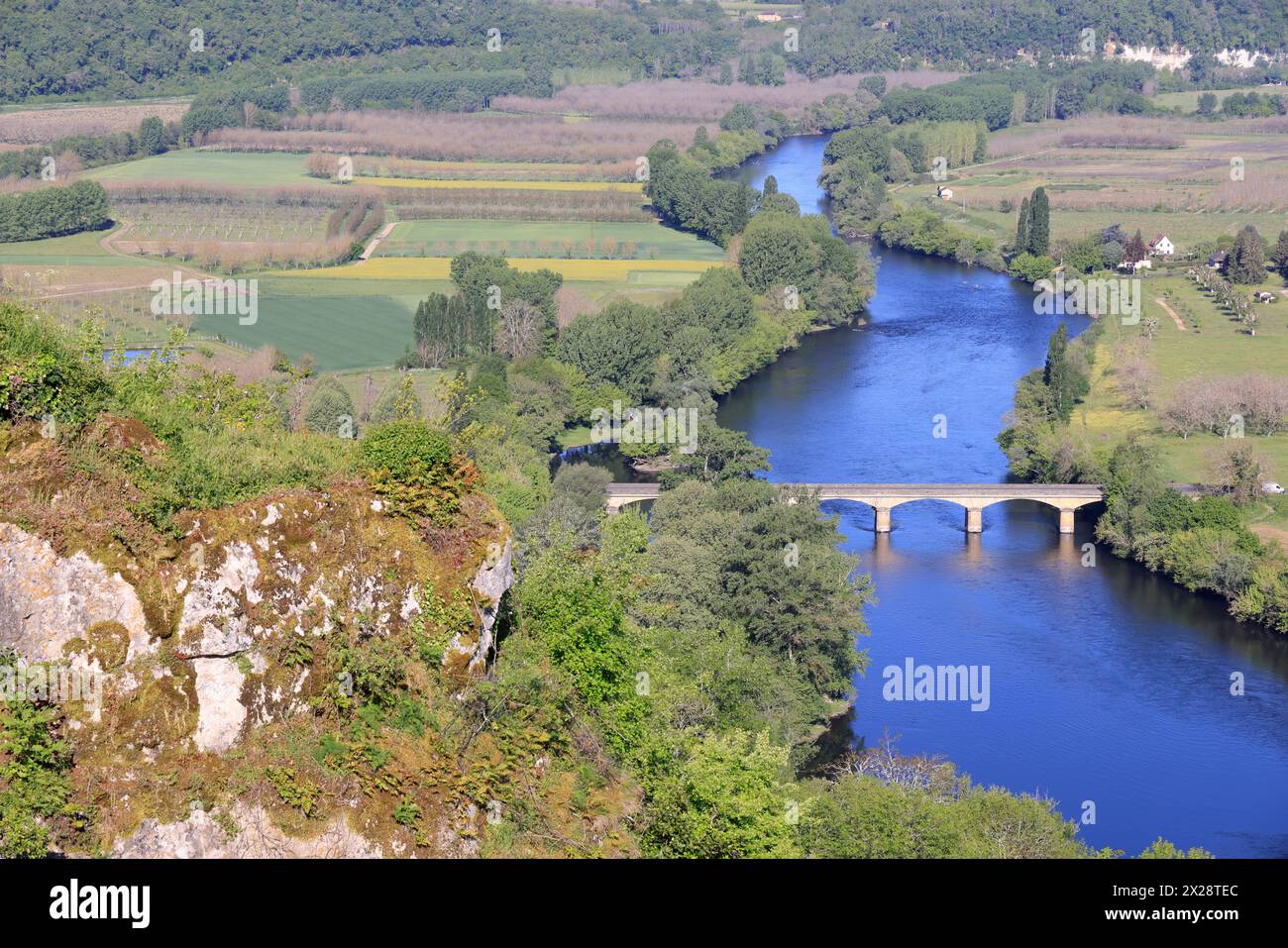 Il fiume Dordogna tra la città bastide di Domme e il villaggio di la Roque-Gageac nel Périgord Noir. Acqua, agricoltura, agricoltura mista, turismo. Foto Stock