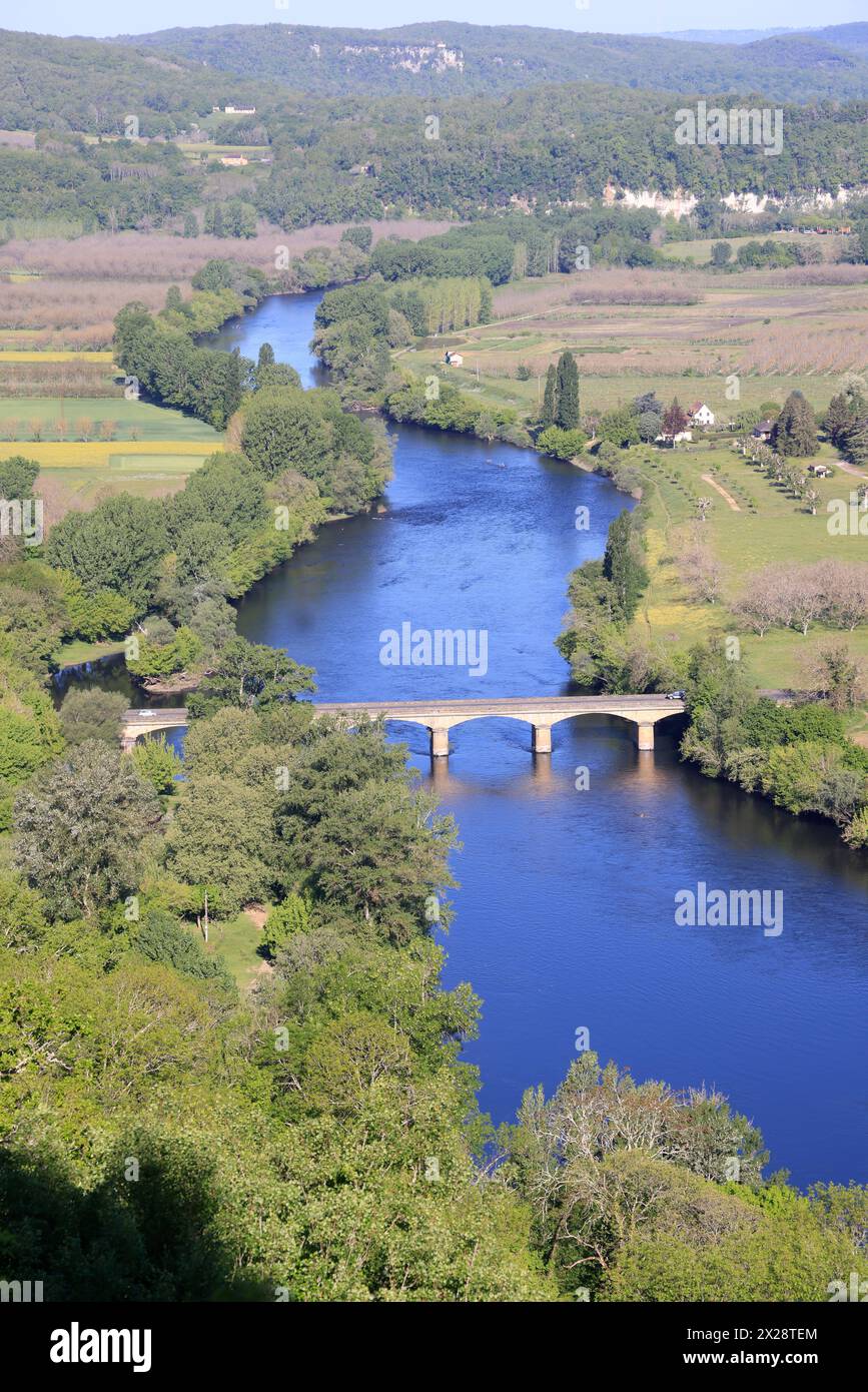 Il fiume Dordogna tra la città bastide di Domme e il villaggio di la Roque-Gageac nel Périgord Noir. Acqua, agricoltura, agricoltura mista, turismo. Foto Stock