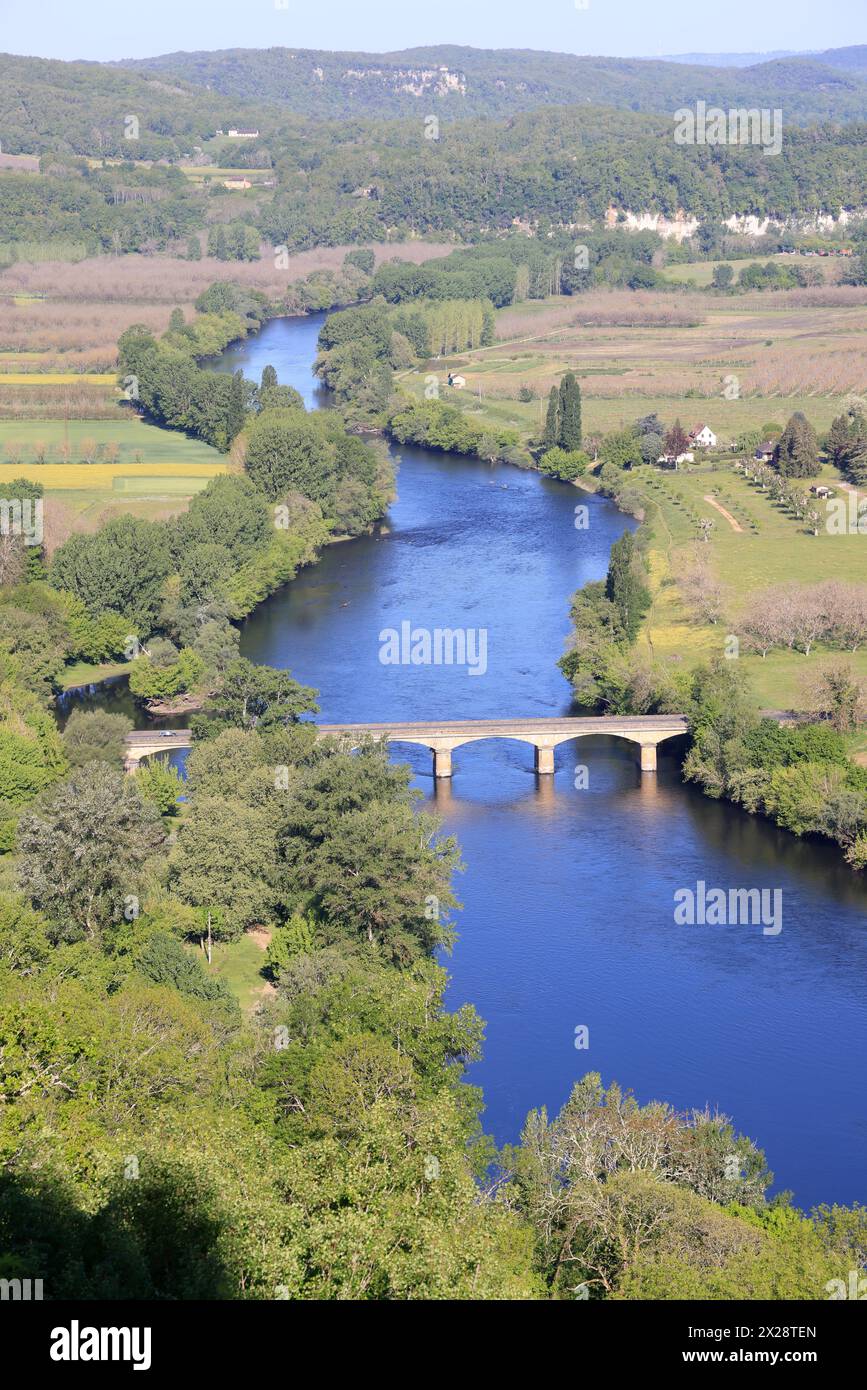 Il fiume Dordogna tra la città bastide di Domme e il villaggio di la Roque-Gageac nel Périgord Noir. Acqua, agricoltura, agricoltura mista, turismo. Foto Stock