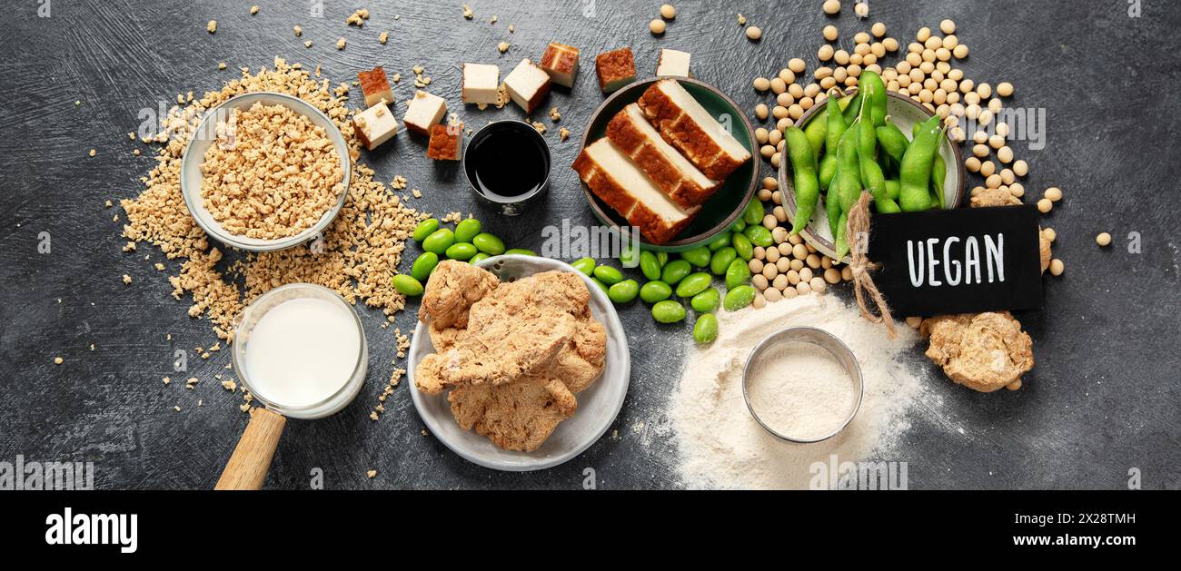 Prodotti di soia su sfondo nero. Cibo sano vegano. Vista dall'alto, panorama Foto Stock