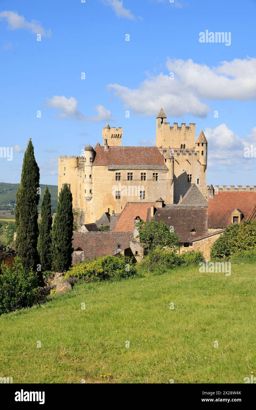 Il castello fortificato di Beynac nel Périgord Noir. Architettura, storia, Medioevo, viaggio nel passato, turismo. Beynac e' classificata tra i Mo Foto Stock