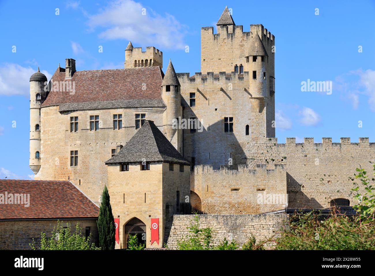Il castello fortificato di Beynac nel Périgord Noir. Architettura, storia, Medioevo, viaggio nel passato, turismo. Beynac e' classificata tra i Mo Foto Stock