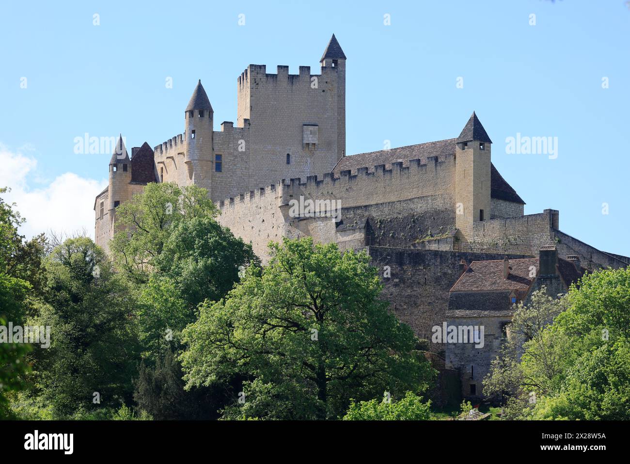 Il castello fortificato di Beynac nel Périgord Noir. Architettura, storia, Medioevo, viaggio nel passato, turismo. Beynac e' classificata tra i Mo Foto Stock