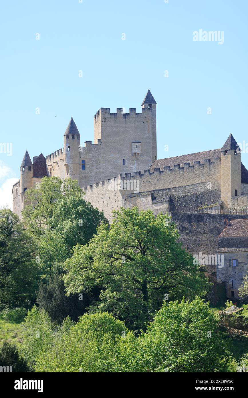 Il castello fortificato di Beynac nel Périgord Noir. Architettura, storia, Medioevo, viaggio nel passato, turismo. Beynac e' classificata tra i Mo Foto Stock