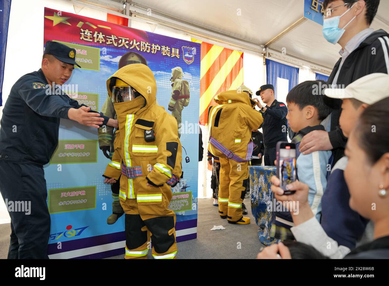YANTAI, CINA - APRIL20, 2024 - i cittadini sperimentano attrezzature antincendio integrate durante un'attività congiunta di costruzione militare e civile di t Foto Stock