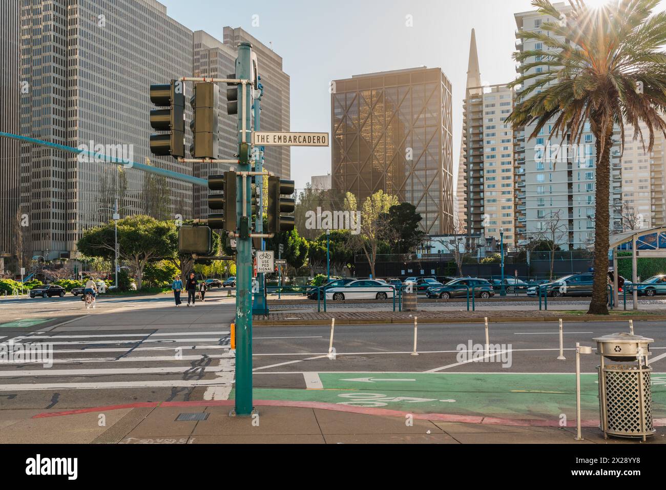 San Francisco, California, 8 aprile 2024. La vivace vita cittadina si svolge sull'Embarcadero sullo sfondo dei grattacieli di San Francisco. Foto Stock