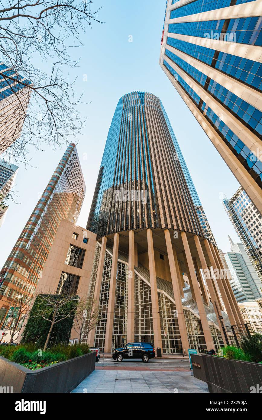 San Francisco, California, 8 aprile 2024. Grattacielo cilindrico con una base distintiva si erge in modo prominente nello skyline di San Francisco. Foto Stock