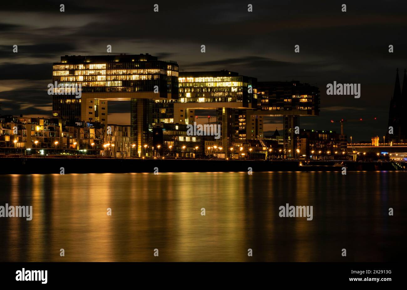 Vista notturna sulle Crane Houses sulle rive del fiume Reno. Colonia, Germania Foto Stock