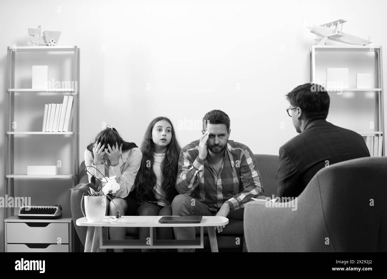 La famiglia alla sessione di psicologia. I genitori raccontano allo psicologo problemi familiari o infantili. Foto Stock