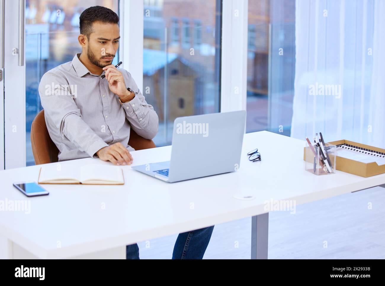 Giornalista, uomo e lettore con notebook in ufficio per idee, lead o storie presso un'azienda di media. Redattore, redattore e dipendente per computer, notebook Foto Stock Giornalista, uomo e lettore con notebook in ufficio per idee, lead o storie presso un'azienda di media. Redattore, redattore e dipendente per computer, notebook Foto Stock