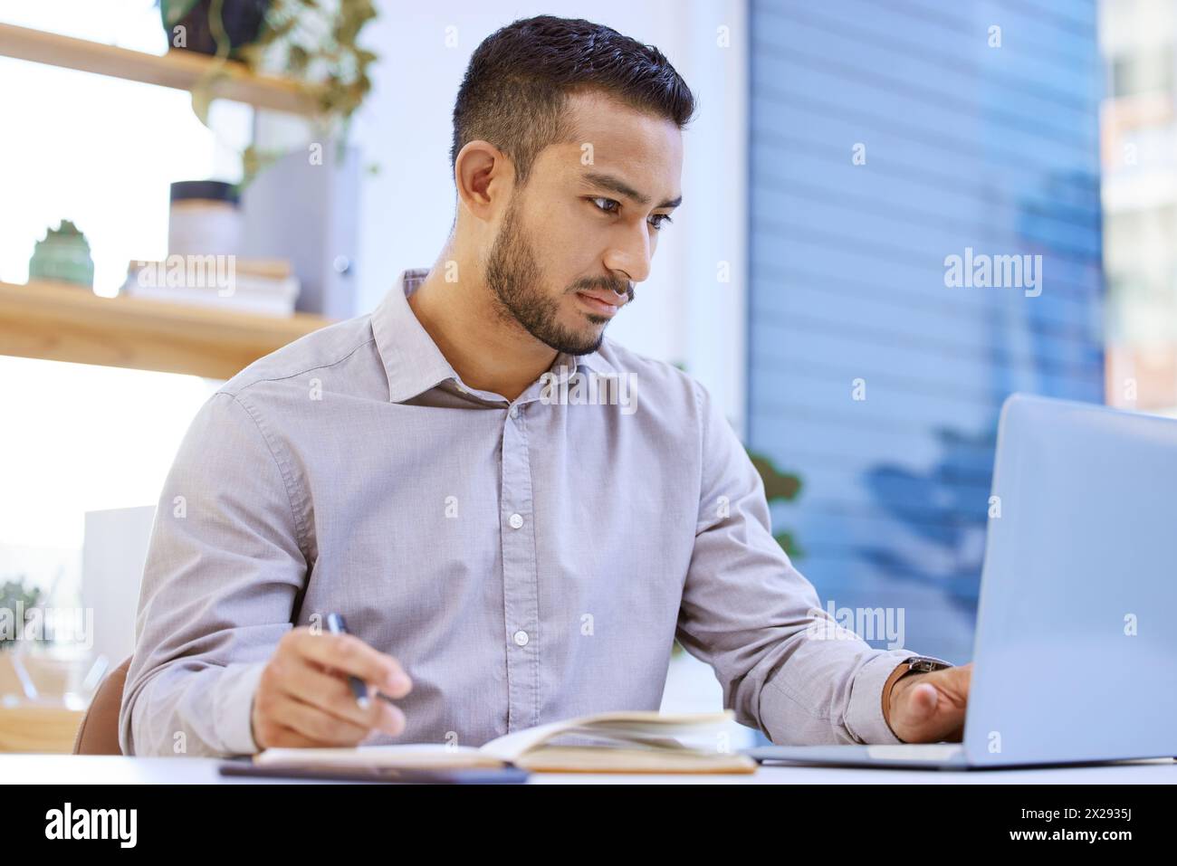 Uomo, laptop e scrivere appunti in ufficio per idee, leggere o condurre storie presso un'azienda di media. Redattore, redattore e dipendente per computer, notebook Foto Stock Uomo, laptop e scrivere appunti in ufficio per idee, leggere o condurre storie presso un'azienda di media. Redattore, redattore e dipendente per computer, notebook Foto Stock