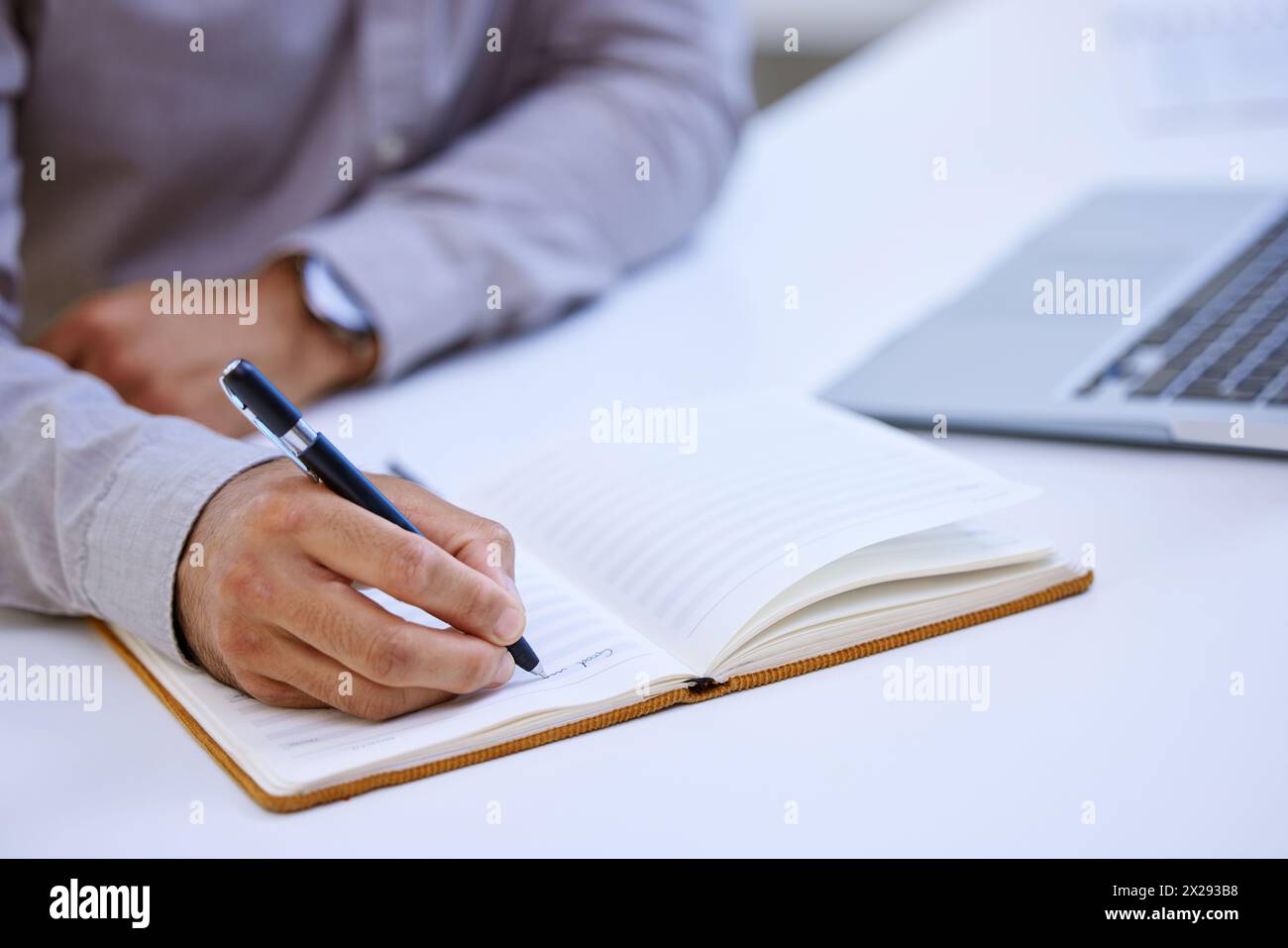 Mani, appunti e persona in ufficio con idee, promemoria e lead per la storia presso l'azienda di media. Scrittore, redattore e dipendente con notebook Foto Stock Mani, appunti e persona in ufficio con idee, promemoria e lead per la storia presso l'azienda di media. Scrittore, redattore e dipendente con notebook Foto Stock