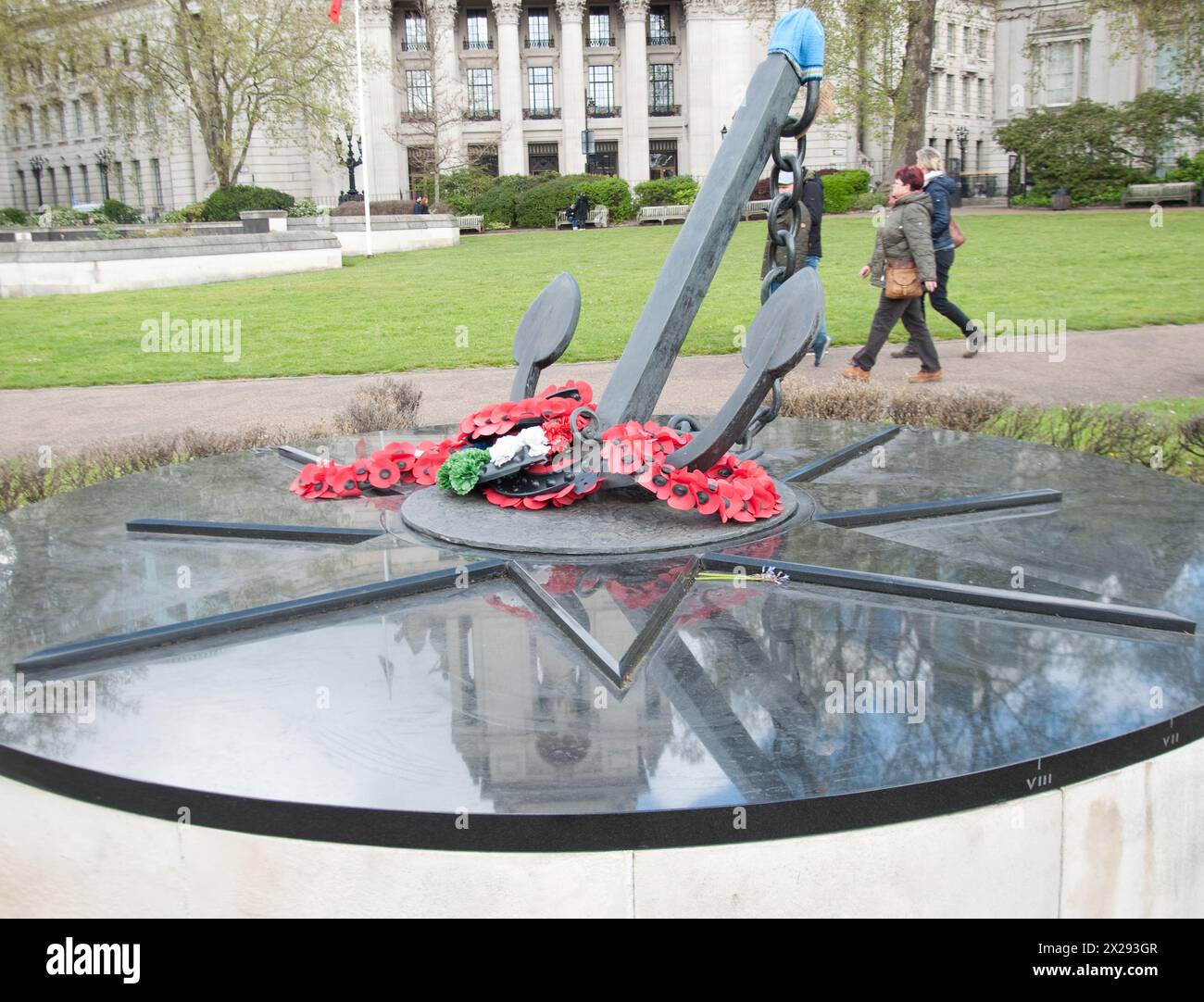 Monumento ai marinai mercanti che persero la vita nella Guerra delle Falkland (1982), Tower Hill, Londra, Regno Unito. Papaveri per onorare i marinai perduti. Foto Stock