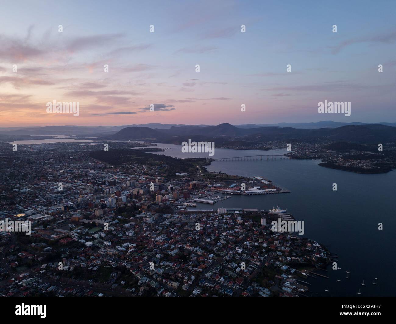 Hobart, Australia: Veduta aerea di un tramonto spettacolare sulla città di Hobart, la principale città australiana della Tasmania. Foto Stock