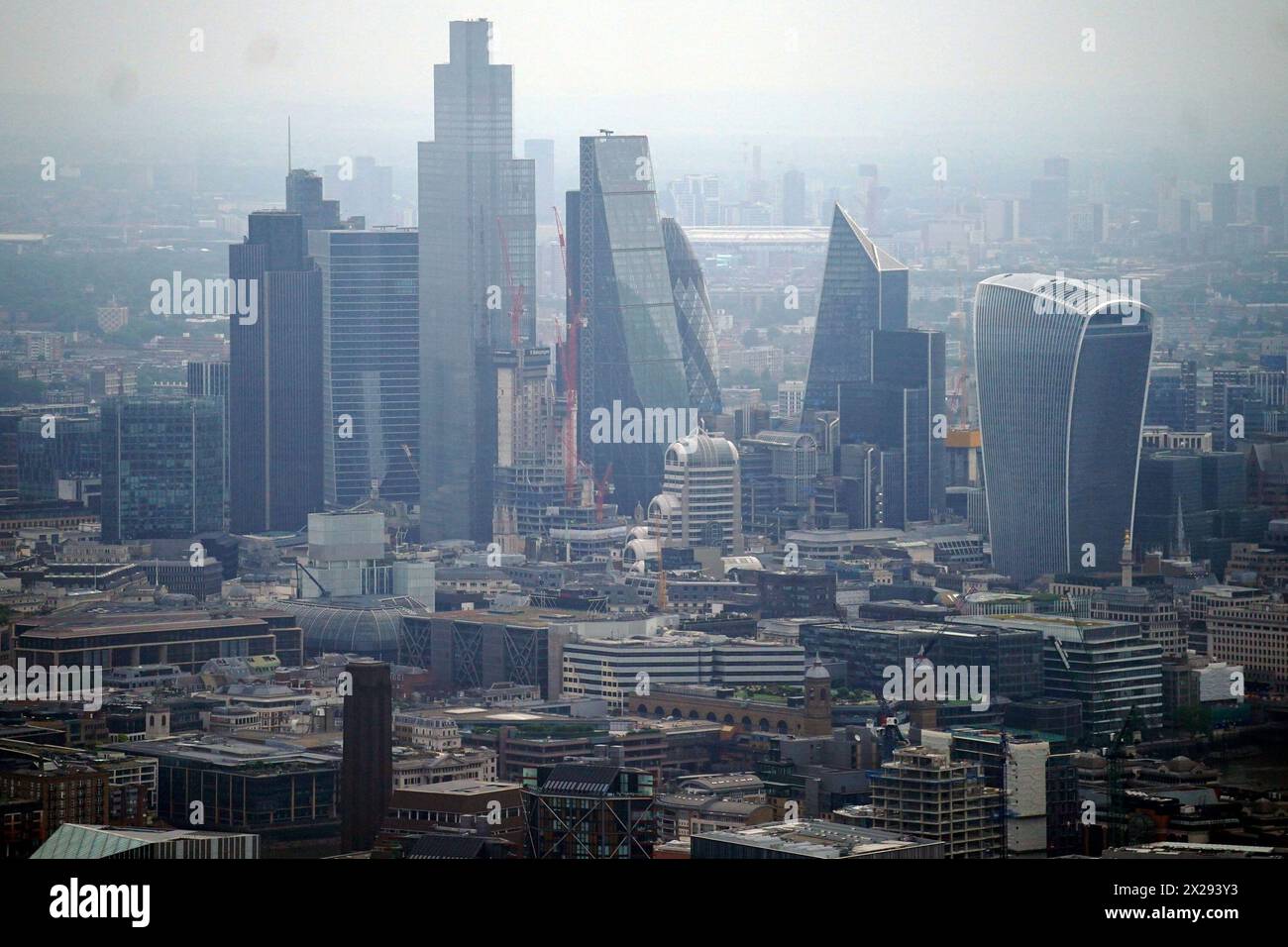 Foto datata 09/07/21 dello skyline della City di Londra, tra cui l'edificio Leadenhall, il Gherkin, 20 Fenchurch Street, 22 Bishopsgate e lo Scalpel. Le più grandi banche del Regno Unito dovrebbero registrare profitti inferiori all'inizio dell'anno, dopo un enorme 2023, che ha visto il picco dei guadagni con l'aumento dei costi di prestito. Data di pubblicazione: Domenica 21 aprile 2024. Foto Stock