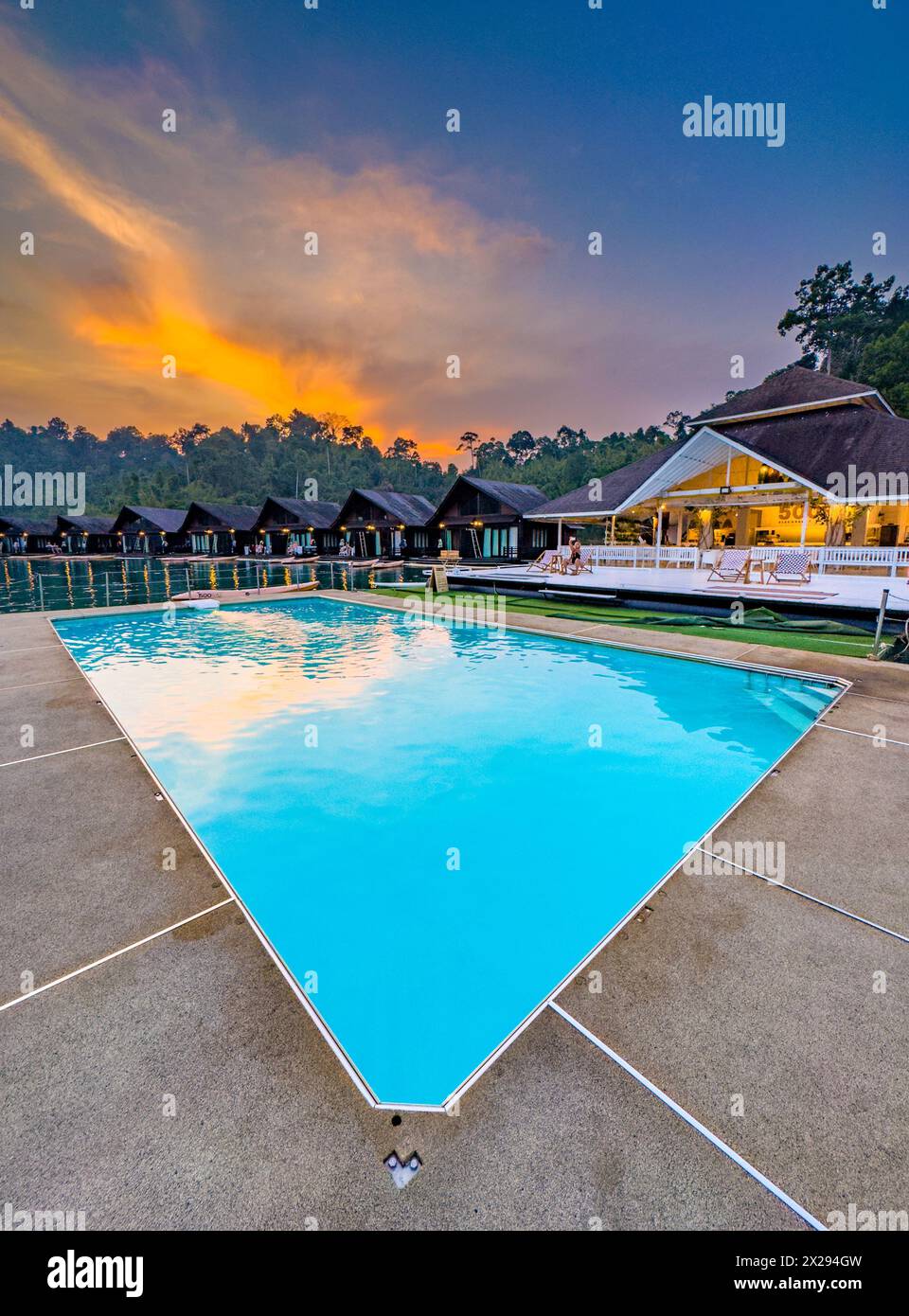 Bungalow galleggiante sul lago Cheow lan nel Parco Nazionale di Khao Sok a Surat Thani, Thailandia Foto Stock