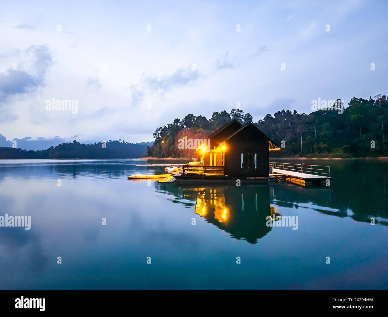 Bungalow galleggiante sul lago Cheow lan nel Parco Nazionale di Khao Sok a Surat Thani, Thailandia Foto Stock