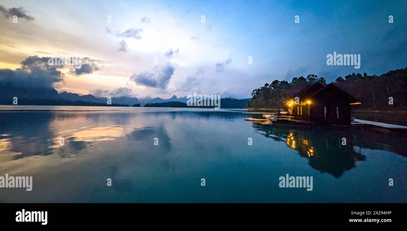 Bungalow galleggiante sul lago Cheow lan nel Parco Nazionale di Khao Sok a Surat Thani, Thailandia Foto Stock