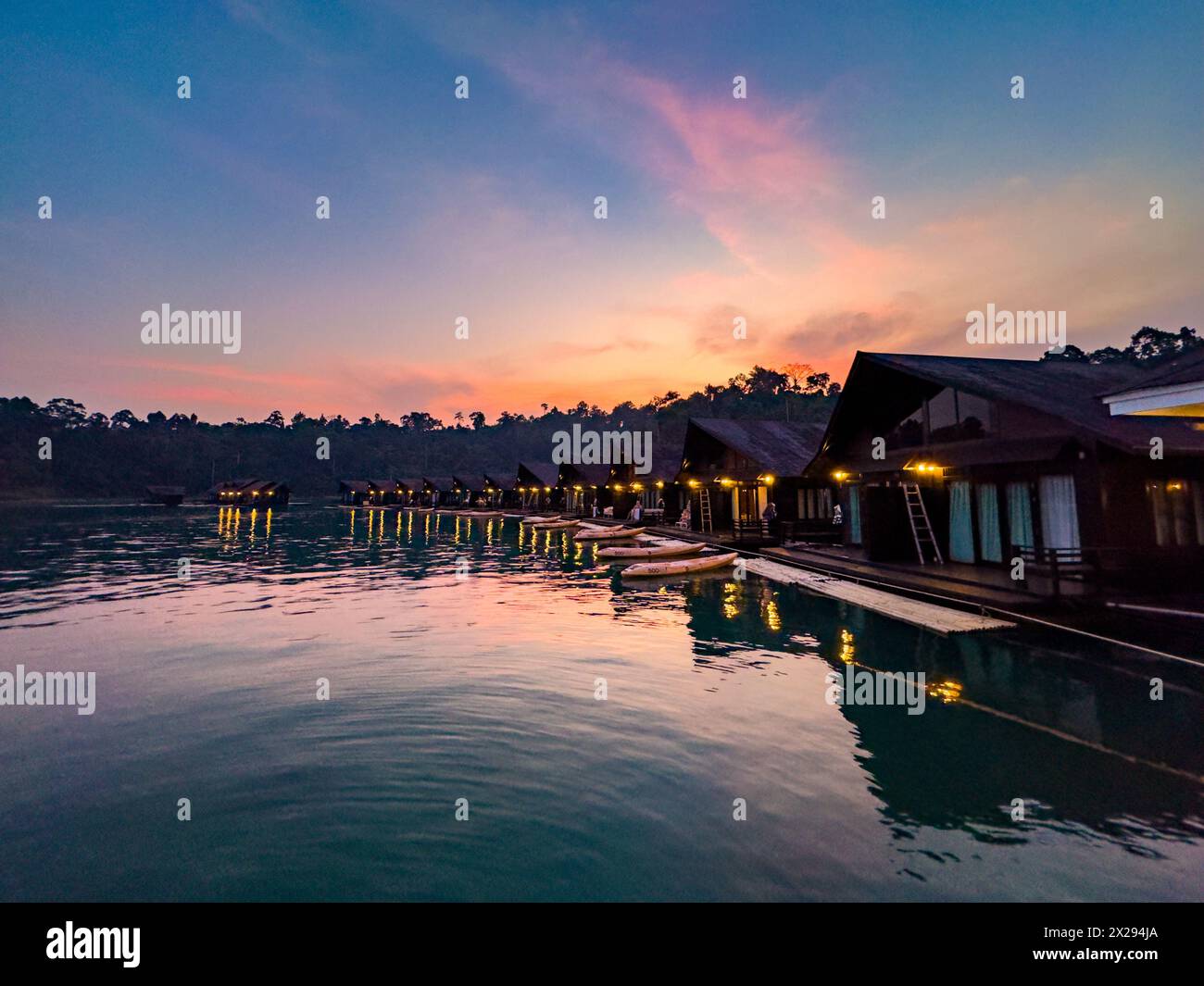 Bungalow galleggiante sul lago Cheow lan nel Parco Nazionale di Khao Sok a Surat Thani, Thailandia Foto Stock