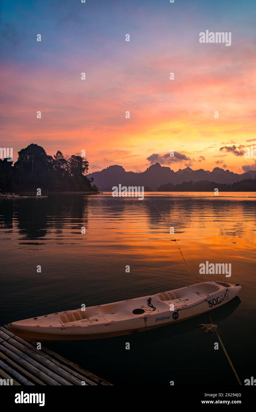 Bungalow galleggiante sul lago Cheow lan nel Parco Nazionale di Khao Sok a Surat Thani, Thailandia Foto Stock