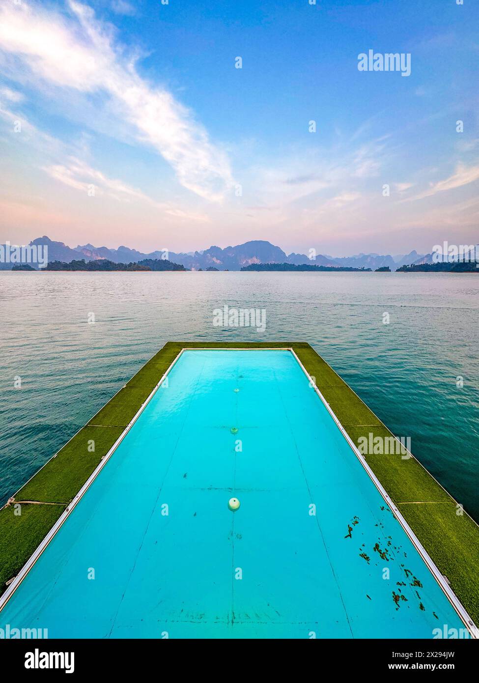 Bungalow galleggiante sul lago Cheow lan nel Parco Nazionale di Khao Sok a Surat Thani, Thailandia Foto Stock