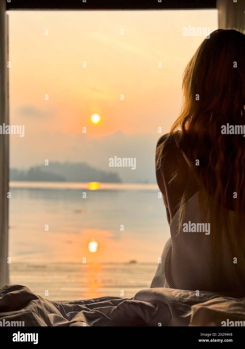 Bungalow galleggiante sul lago Cheow lan nel Parco Nazionale di Khao Sok a Surat Thani, Thailandia Foto Stock