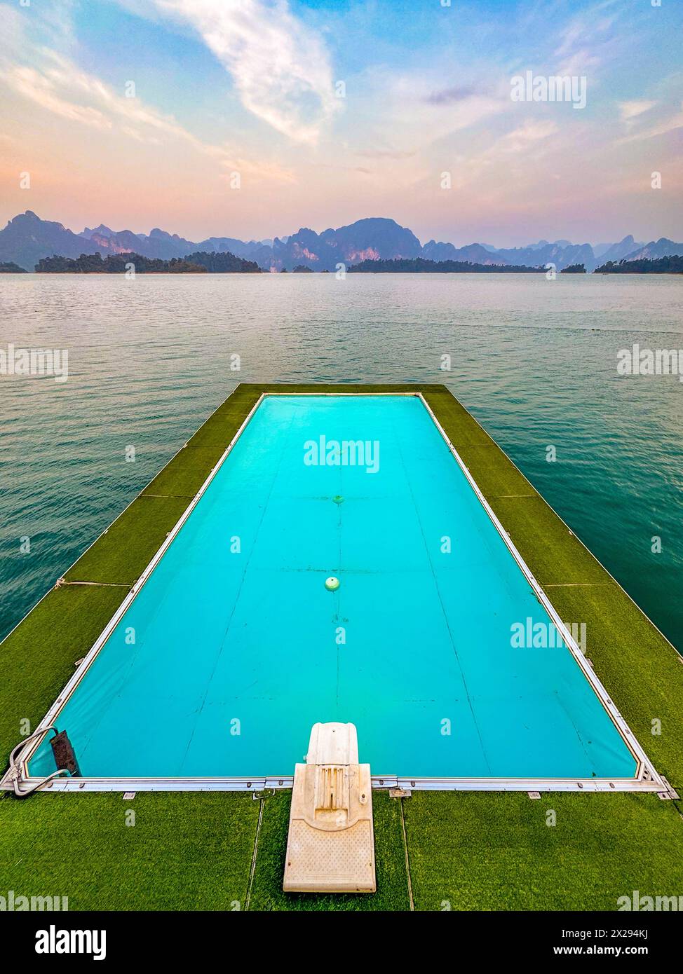 Bungalow galleggiante sul lago Cheow lan nel Parco Nazionale di Khao Sok a Surat Thani, Thailandia Foto Stock