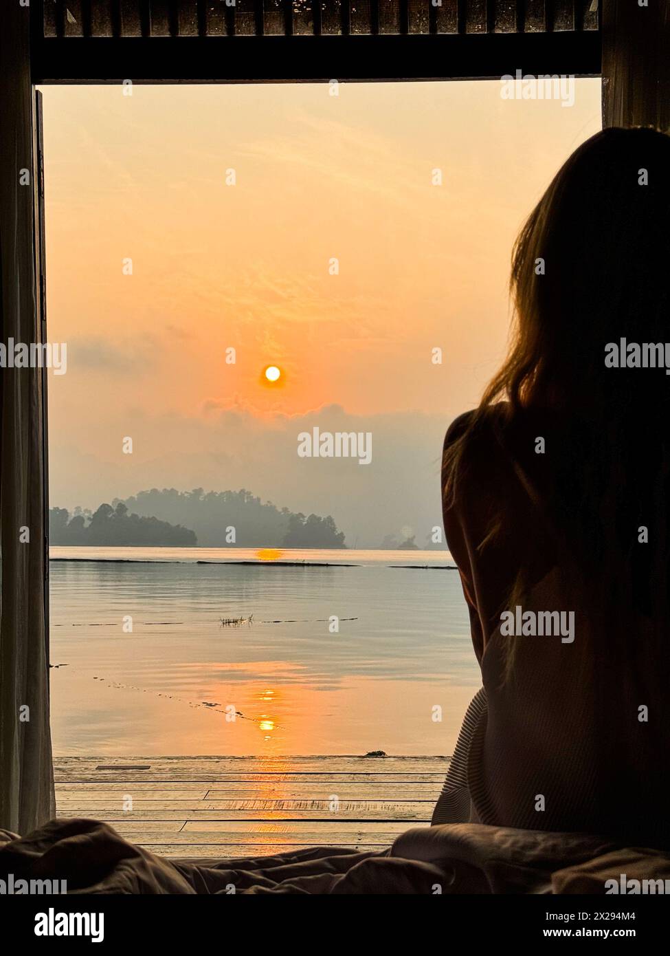 Bungalow galleggiante sul lago Cheow lan nel Parco Nazionale di Khao Sok a Surat Thani, Thailandia Foto Stock