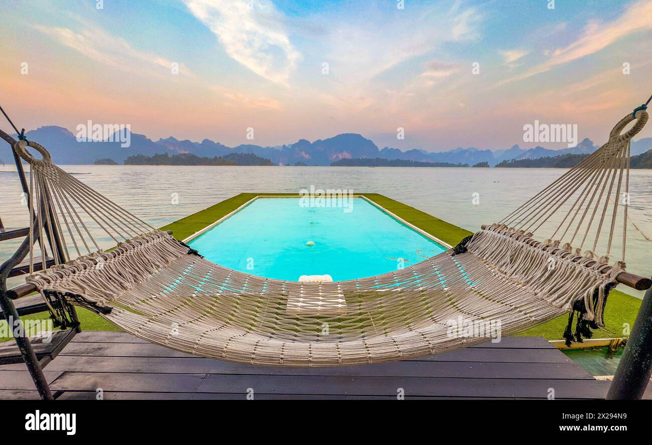 Bungalow galleggiante sul lago Cheow lan nel Parco Nazionale di Khao Sok a Surat Thani, Thailandia Foto Stock