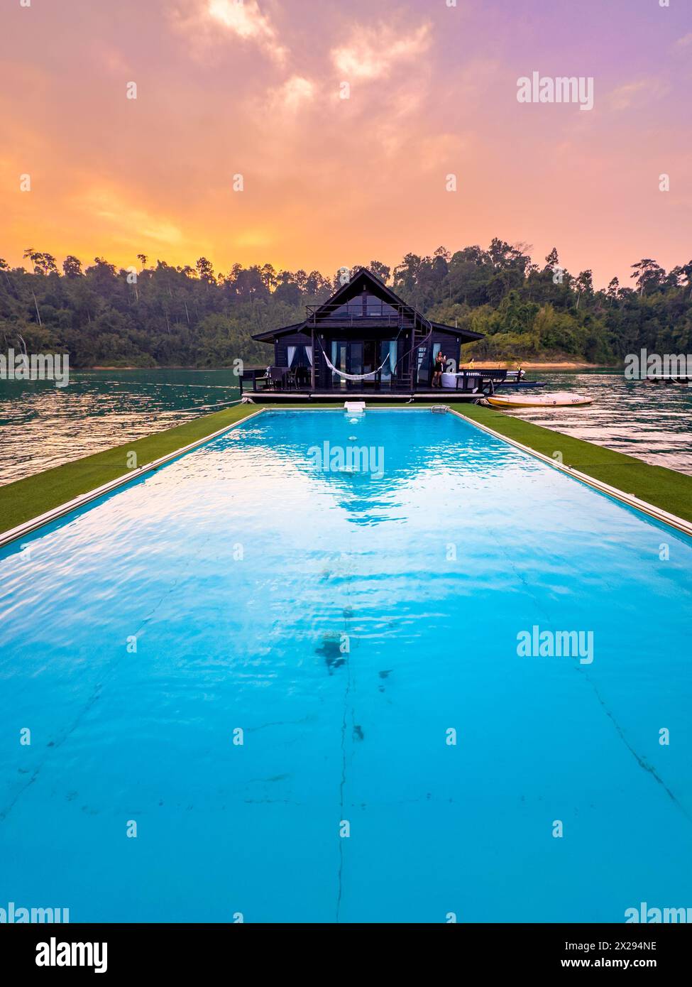 Bungalow galleggiante sul lago Cheow lan nel Parco Nazionale di Khao Sok a Surat Thani, Thailandia Foto Stock