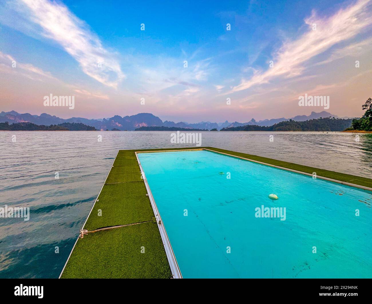 Bungalow galleggiante sul lago Cheow lan nel Parco Nazionale di Khao Sok a Surat Thani, Thailandia Foto Stock