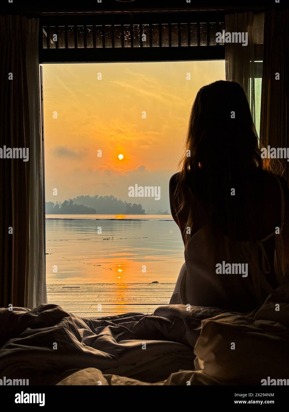 Bungalow galleggiante sul lago Cheow lan nel Parco Nazionale di Khao Sok a Surat Thani, Thailandia Foto Stock