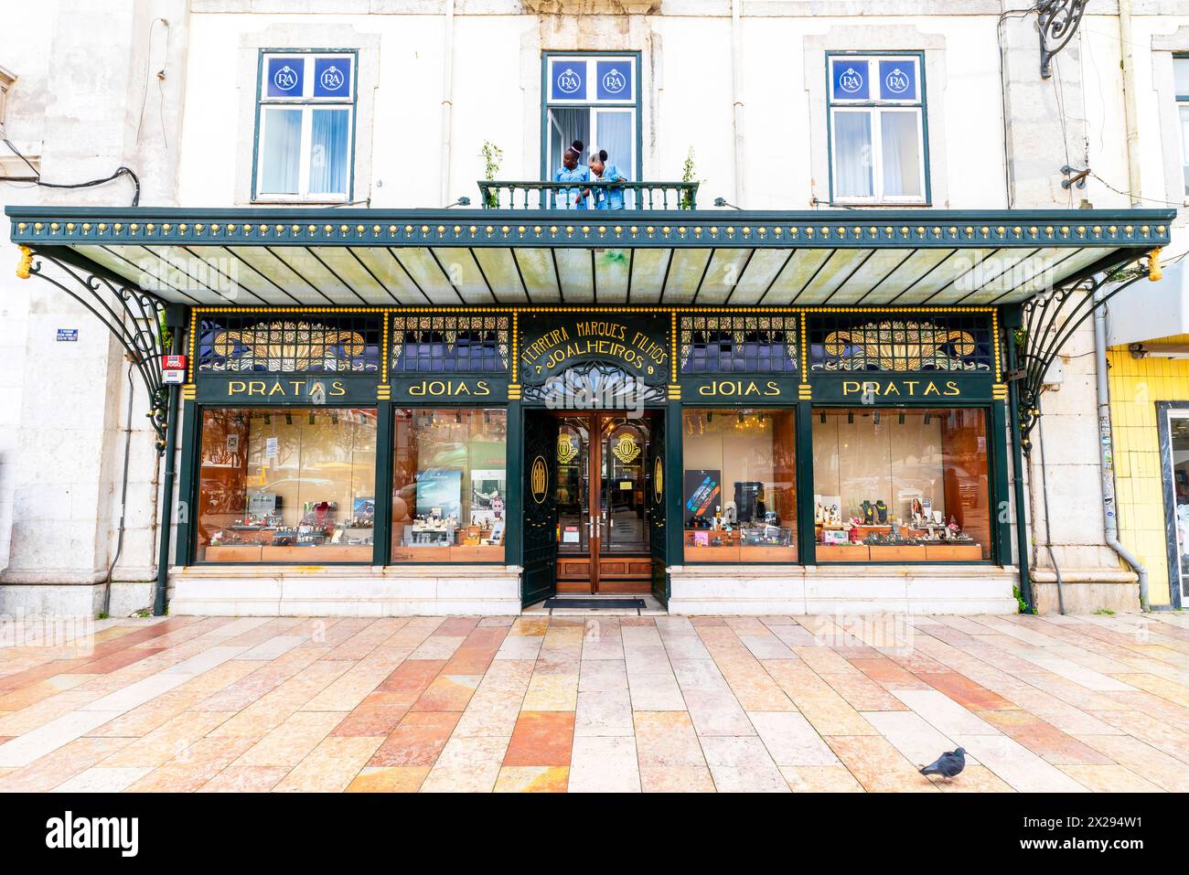 La gioielleria Joalharia Ferreira Marques è stata fondata nel 1926 da Adriano Ferreira Marques. Il negozio ha una delle facciate più belle di Rossio. IO Foto Stock