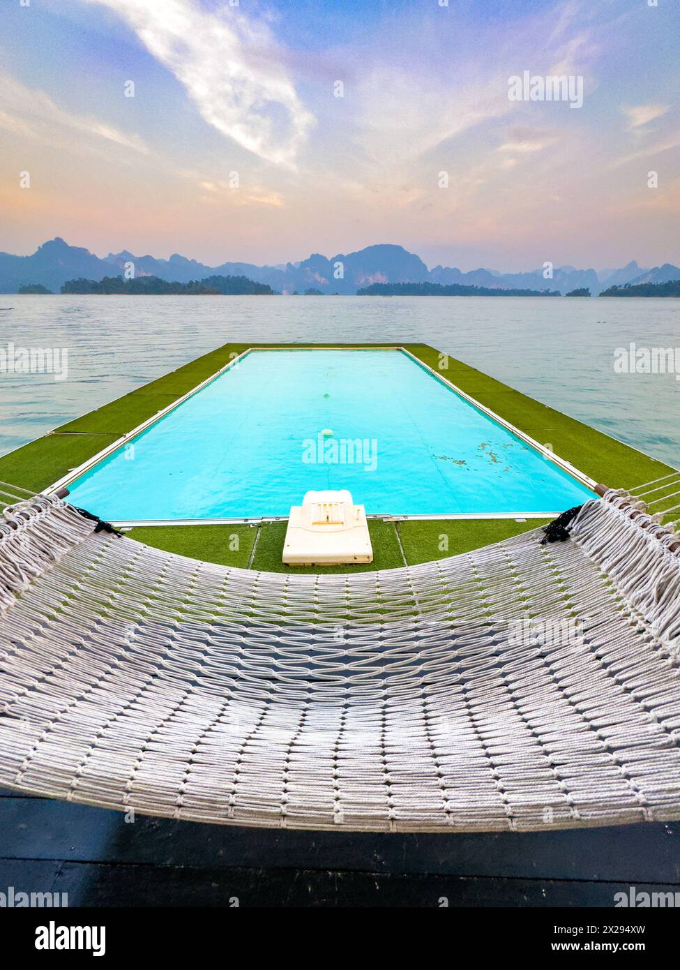 Bungalow galleggiante sul lago Cheow lan nel Parco Nazionale di Khao Sok a Surat Thani, Thailandia Foto Stock