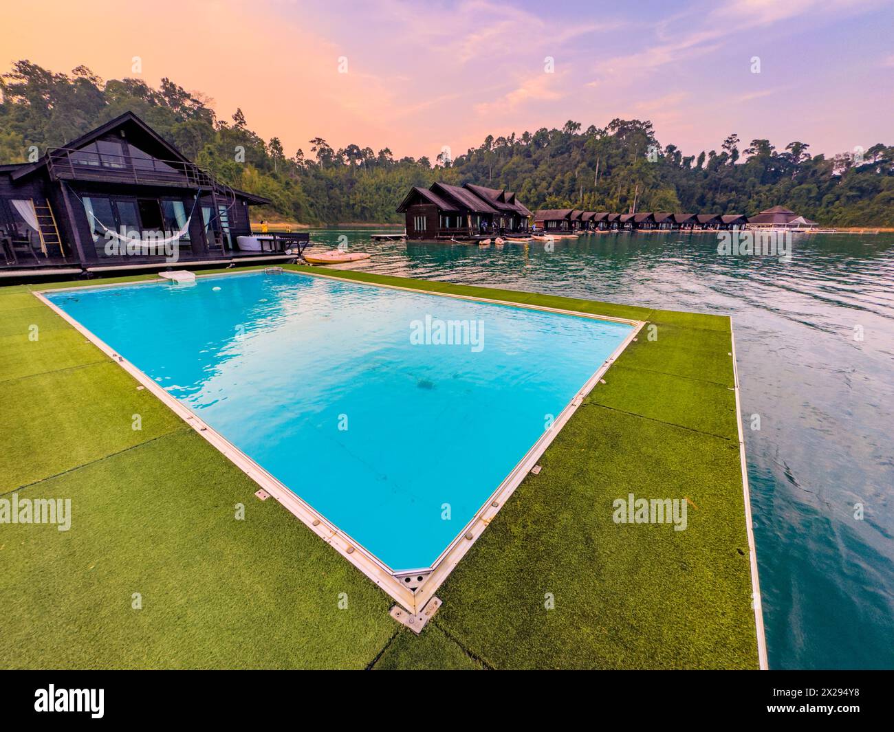 Bungalow galleggiante sul lago Cheow lan nel Parco Nazionale di Khao Sok a Surat Thani, Thailandia Foto Stock