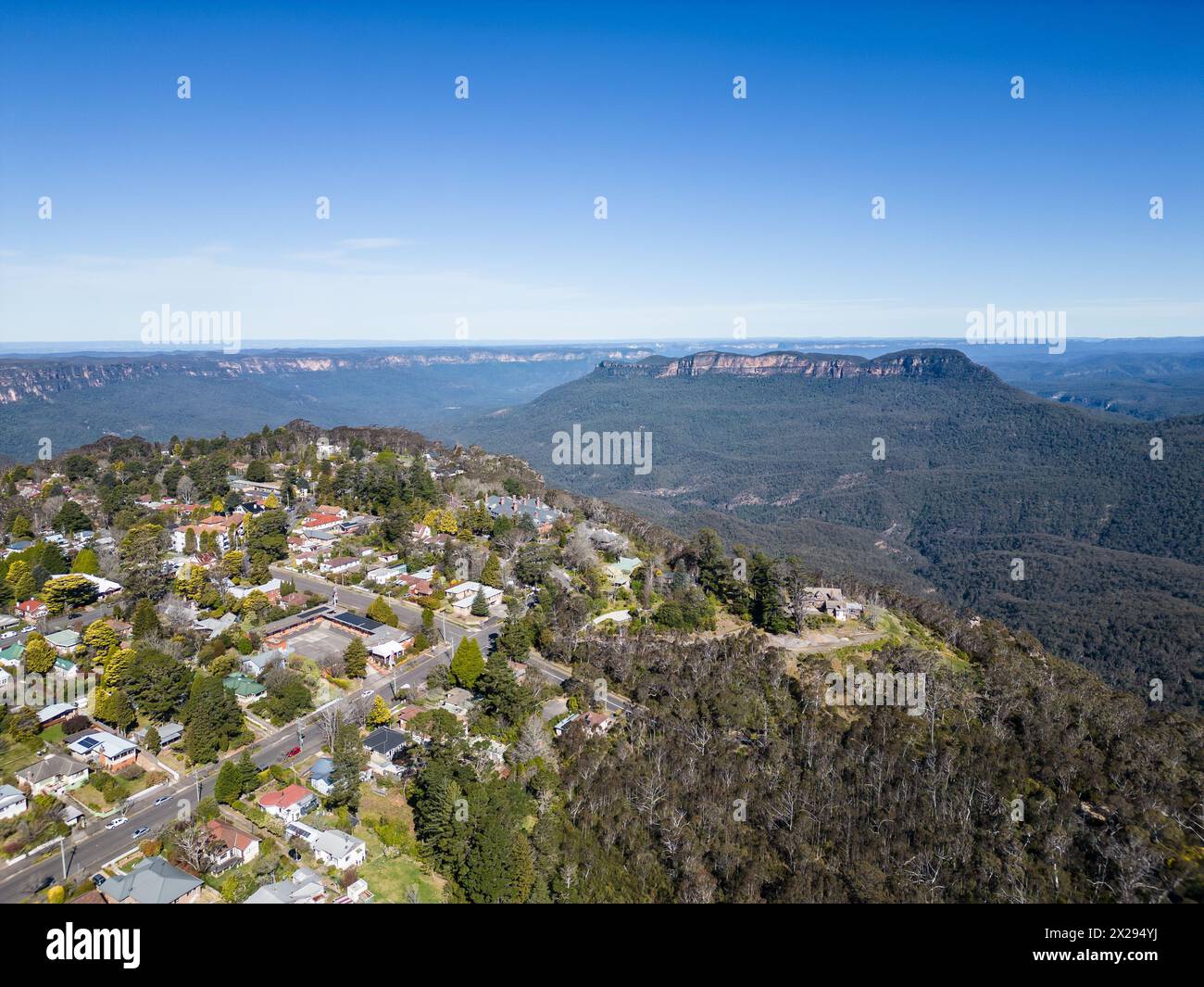 Katoomba, Australia: Aerea della città di Katoomba presso le famose Blue Mountains nella regione di Sydney nel nuovo Galles del Sud in Australia in una giornata di sole. Foto Stock