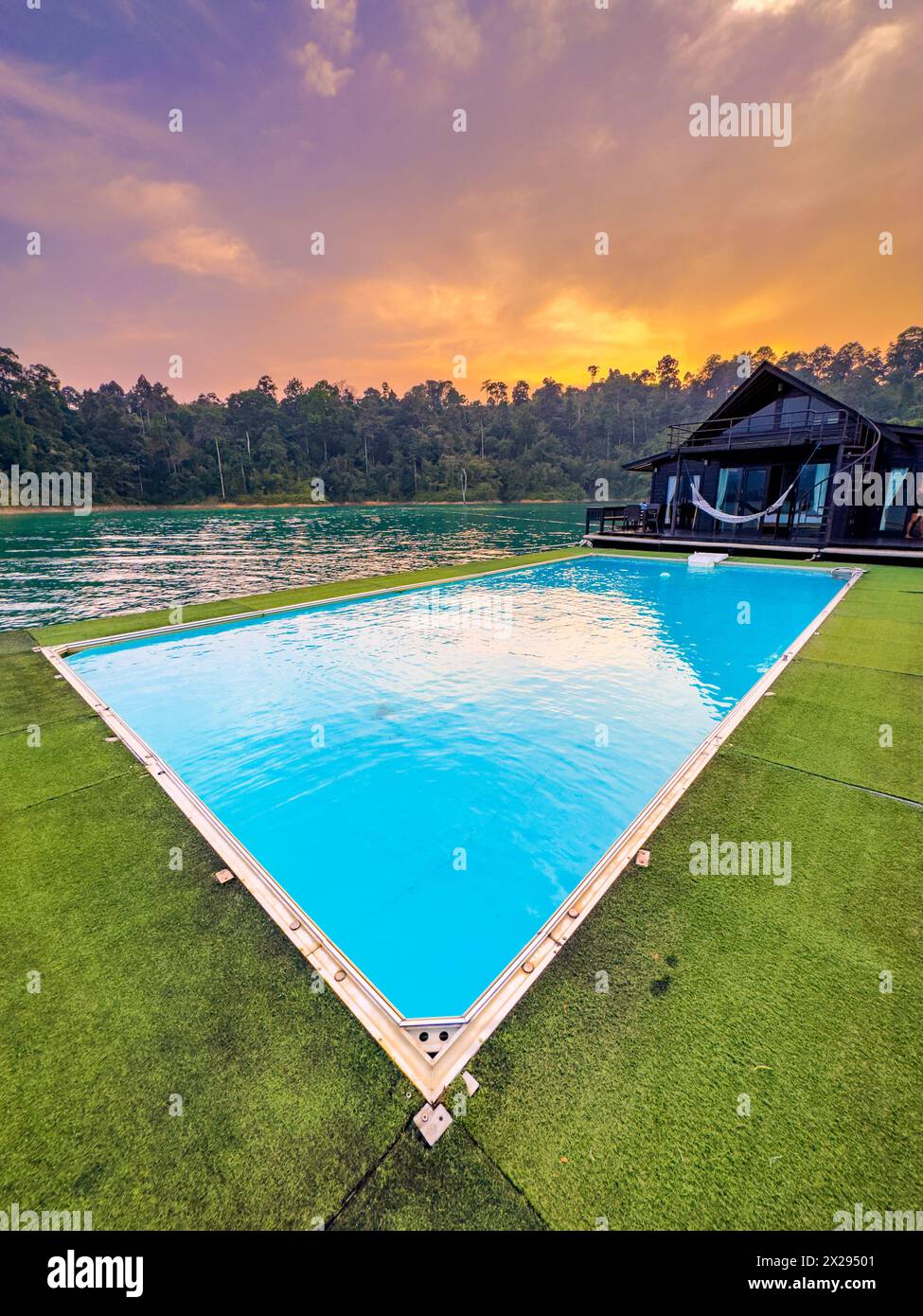 Bungalow galleggiante sul lago Cheow lan nel Parco Nazionale di Khao Sok a Surat Thani, Thailandia Foto Stock