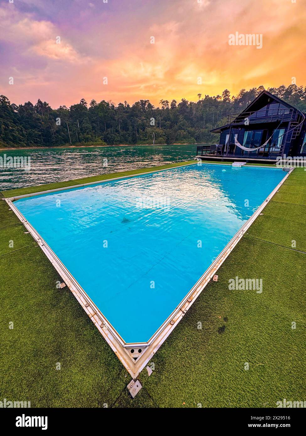 Bungalow galleggiante sul lago Cheow lan nel Parco Nazionale di Khao Sok a Surat Thani, Thailandia Foto Stock